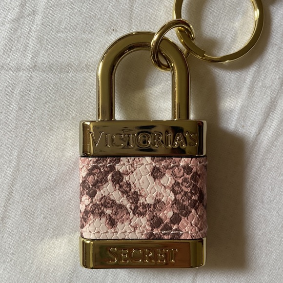 VICTORIA SECRET Pink Lock Keychain - Picture 3 of 6
